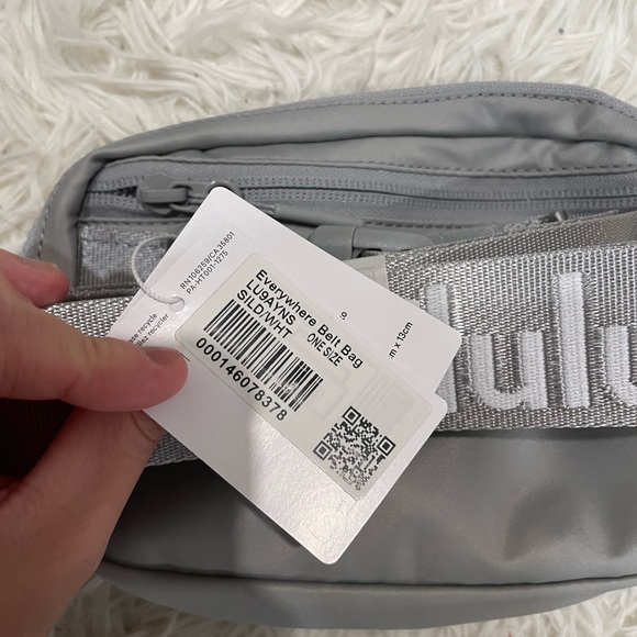 NWT lululemon everywhere belt bag silver drop white wordmark - Picture 4 of 4